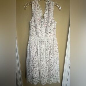 EUC Lulu’s white lace, fully lined, midi, v-neck, back zip, dress with pockets